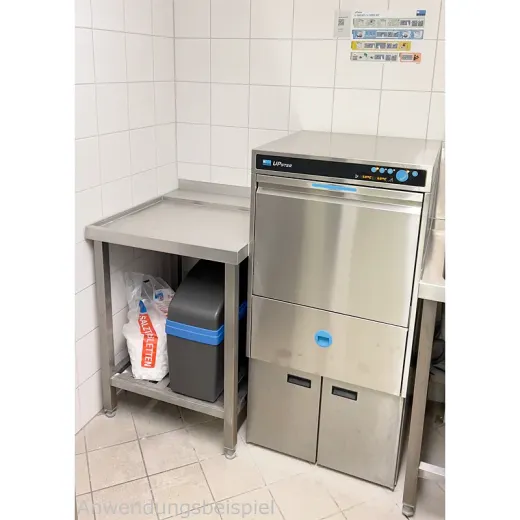 MEIKO Splmaschine UPster U500 M2 im Einsatzbeispiel in einer KITA, aufgestellt auf stabilem Edelstahlunterschrank mit externer Wasserenthrtungsanlage. Hygienisch und platzsparend fr optimale, schnelle Splergebnisse bei geringem Wasserverbrauch.