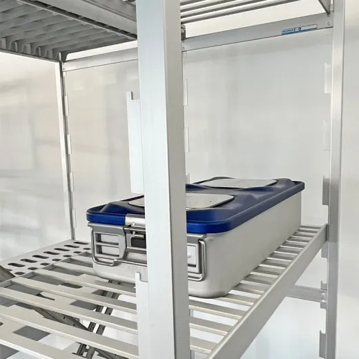 Anwendungsbeispiel - Hupfer Norm-20 Regalrost 130x60 cm mit Sterilgutbehälter im Hygieneregal Praxisbeispiel eines eingesetzten Hupfer Norm-20 Regalrosts 130x60 cm aus Aluminium. Der Rost ist in ein Hygieneregal eingebaut und trägt einen Sterilgutbehälter. Die offene Bauweise unterstützt optimale Zirkulation und hygienische Lagerung von Sterilgut.