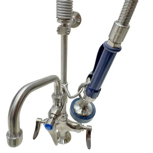 T&S EUROPEAN EVERSTEEL Line - hohe Einloch Edelstahl Vorspülbrause EEP-2DL12 - Detailansicht Auslaufhahn Detailansicht des Auslaufhahns der hohen T&S EEP-2DL12 Einloch-Vorspülbrause aus der EVERSTEEL Line. Edelstahlkonstruktion für präzise Dosierung und hygienischen Einsatz in Lebensmittel-, Medizin- und Laborbereichen.