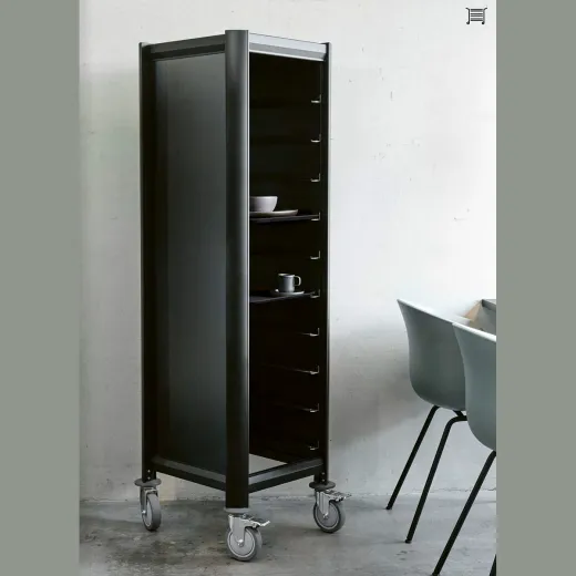 Anwendungsbeispiel - Leichter g�nstiger schwarzer Tablettabr�umwagen 1x10-TWA1 im Pausenraum mit Tabletts 455x355 mm und Geschirr. Ideal f�r Mensa, Bistro und Caf�.