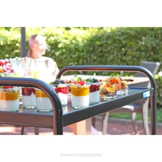 Hupfer Edelstahl Servierwagen oder Etagenwagen SW 6x4-2 - 0124002 - Anwendungsbeispiel mit Dessertauswahl Der Hupfer Edelstahl Servierwagen bzw. Etagenwagen SW 6x4-2 (Art.-Nr. 0124002) wird im Anwendungsbeispiel mit Dessertauswahl gezeigt. Der stabile Wagen mit zwei Borden (600x400 mm) trägt bis zu 80 kg und eignet sich ideal für Hotels, Kliniken, Bäckereien