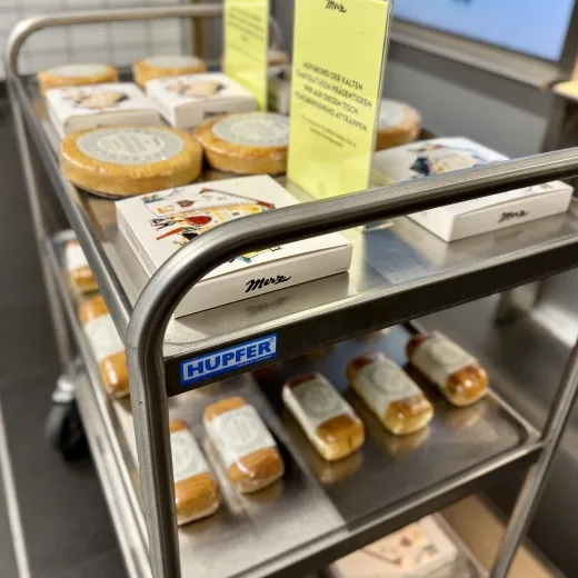 Anwendungsbeispiel: Der Hupfer Servierwagen SW 8x5-3 pr�sentiert Backwaren und Snacks im Bahnhof als mobile B�ckerei-Auslage. Die hochwertige Verarbeitung sorgt f�r einen sauberen, professionellen Auftritt und setzt die Produkte ansprechend in Szene.