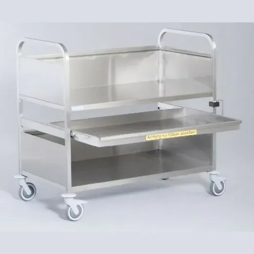 Hupfer Abräum Multi Mobil AMM 1205/695/1080 mit ausziehbarer Gläserwanne Anwendungsbeispiel des Hupfer AbräumMultiMobil AMM aus Edelstahl mit drei schallgedämmten Borden und ausziehbarer Gläserwanne. Die hohe Schürze schützt das Transportgut, vier Lenkrollen mit Abweisern ermöglichen sicheres und leichtes Manövrieren.