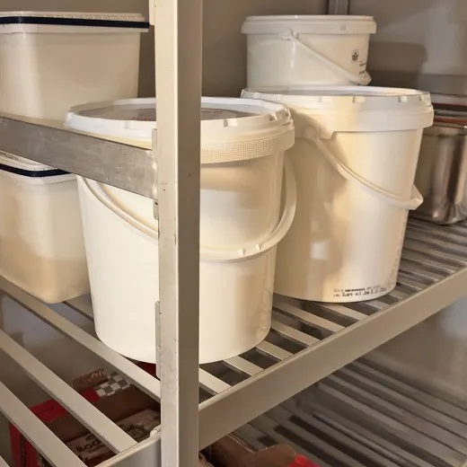 Anwendungsbeispiel - stark belastbarer Hupfer Regalrost 140x30 cm - Norm-20 aus Aluminium im Kühlhaus Anwendungsbeispiel - Norm-20 Aluminium-Regalrost 140x30 cm von Hupfer im Einsatz mit schweren Behältern in einem Kühlhaus. Die stabile Konstruktion gewährleistet hohe Tragfähigkeit und zuverlässige Luftzirkulation für hygienische Lagerung.