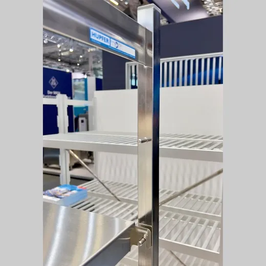 Hupfer Edelstahl Norm-5 Regalst�nder mit werkzeuglos fixiertem, h�henverstellbarem Regalboden und Rundbolzenregalaufnahme.