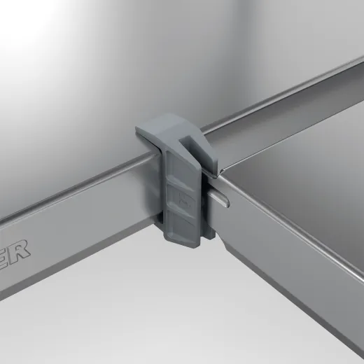 Anwendungsbeispiel Eckanbau Hupfer Edelstahlregal Norm-5 mit Blechauflagen. Eckverbindungsklammer Art.-Nr. 0103136/0203126 fr geschlossene, Rost- und Blechrostauflagen. Geeignet fr bereckbau, je 2 Stck pro Auflage und Seite erforderlich.