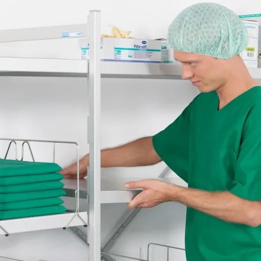 Beispiel: Eingehngter Hupfer Norm-20 Alu-Regalboden in einem Klinikregal fr Medizinbedarf. Die Auflage lsst sich einfach einhngen und flexibel in der Hhe verstellen - ideal fr hygienische Anwendungen im Medizinbereich.