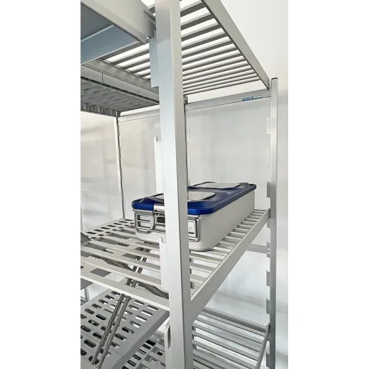Hygieneregal mit Hupfer Norm-12/20 Aluminium Regalstnder 0201327 im Einsatz mit Sterilguttransportbehlter - ideal fr einr sterile und sicherer Lagerung im medizinischen Umfeld.