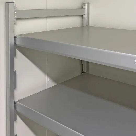 Lebensmittel-Lagerregal mit Hupfer Norm-12/20 Aluminium Regalstnder 0201327 und geschlossenen Alu-Regalauflagen - ideal fr hygienische Lagerung in Vorratslagern.