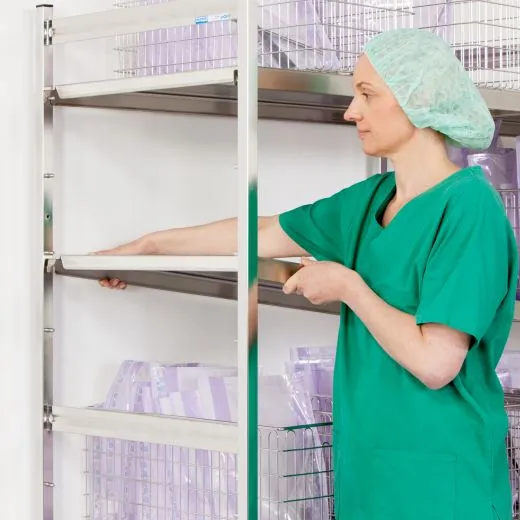 Hupfer Edelstahlregal Norm-5 60x30x180/200 cm mit glatten Regaleinlegern. Anwendungsbeispiel im Medizinbereich, zeigt sterile und hygienische Lagerung von Utensilien, Proben und Verbrauchsmaterialien in Kliniken, Praxen und Laboren.