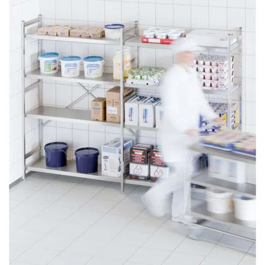 Hupfer Edelstahlregal Norm-5 60x30x180/200 cm mit glatten Regaleinlegern. Anwendungsbeispiel im Gro�k�chenbereich, zeigt die hygienische und stabile Lagerl�sung f�r Lebensmittel und K�chenutensilien, hier dargestellt in einer Mensak�che.