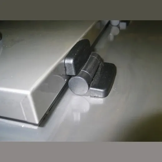 KC720CN - K. & M. Holland Mll- & Abfallkhler fr 1x240l Tonne - Detailansicht der Mlleinwurfklappe