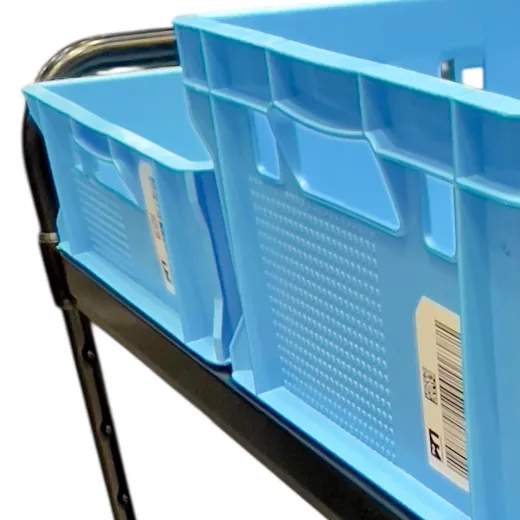 Detailansicht des oberen Bords vom Hupfer Variocart VC 8x6/3 Black M-L. Zwei Eurokisten 60x40 cm passen exakt auf das 80x60 cm Bord des schwarzen Etagen und Servierwagens mit 3 Ebenen. Ideal f�r effizienten Transport und strukturierte Lagerung.