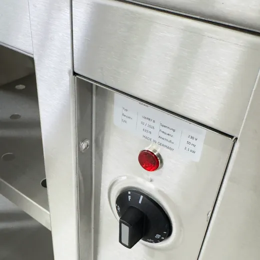 Detailansicht der rechten Frontseite vom beheizten Edelstahl Geschirrschrank CAT-UWFE-06-06-14: Temperaturregler zur Einstellung der W�rmeleistung, integriert in die Front. Ausf�hrung aus Edelstahl 1.4301, f�r professionelle K�chen und Gastrobereiche.