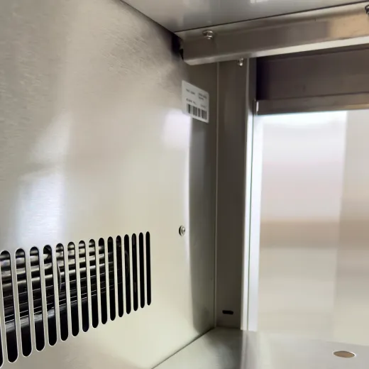 Detailansicht der Innenseite vom Edelstahl W�rmeschrank CAT-UWFE-06-06-14: Aufnahme f�r den h�henverstellbaren gelochten Zwischenboden sowie Ausblasgitter des W�rmeregisters zur gleichm��igen W�rmeverteilung. Ausf�hrung Edelstahl 1.4301.