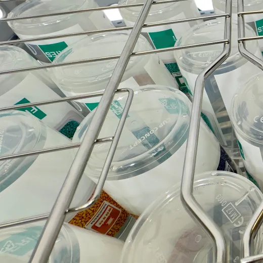 Detailansicht: Grauer Kunststoff-Grundsp�lkorb NK-GD-TN 500x500 mm mit geschlossenem Edelstahl-Gitterdeckel. Mehrwegbecher sicher im Korb fixiert - ideal f�r leichtes Sp�lgut im professionellen Sp�lbereich.