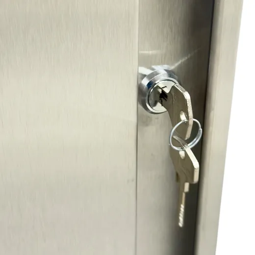 Detailansicht der abgekanteten Griffleiste und des optionalen Schlosses am Edelstahl Putzmittelschrank PM2 (CAT-PM2-06-12) von CAT-Edelstahl. Doppelwandige Fl�gelt�ren, Edelstahl 1.4301, 600 mm tief, 1.950 mm hoch, Breite 800-1.200 mm.