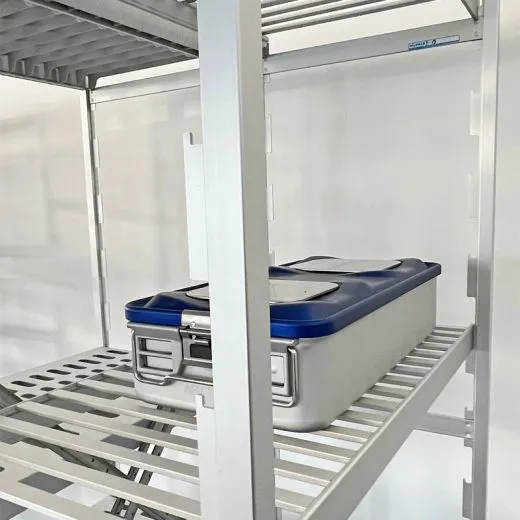 Anwendungsbeispiel - Hupfer Norm-20 Regalrost 130x40 cm mit Sterilgutbehälter im Hygieneregal Praxisbeispiel eines eingesetzten Hupfer Norm-20 Regalrosts 130x40 cm aus Aluminium. Der Rost ist in ein Hygieneregal eingebaut und trägt einen Sterilgutbehälter. Die offene Bauweise unterstützt optimale Zirkulation und hygienische Lagerung von Sterilgut.