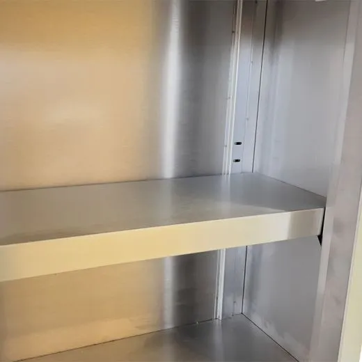 CAT Edelstahl Wandhngeschrank WHSS-12-035 mit doppelwandigen Schiebetren - Detailansicht des hhenverstellbaren und belastbaren Zwischenbodens.