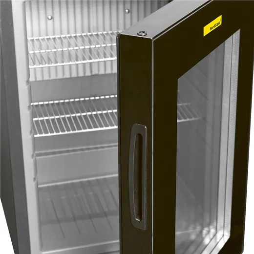 Detailansicht abschließbare Glastür der NordCap Minibar TM 33-G Detailansicht der abschließbaren Glastür der NordCap Minibar TM 33-G mit heller LED-Innenbeleuchtung und grauem Kunststoff-Innenraum.