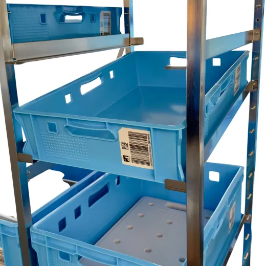 Hupfer Edelstahl Regalwagen RG-F EB 13-6/1796 - 0167001 - Detailansicht der schr�g gestellten Einschubschiene mit E2 Eurobeh�lter 60x40 cm. Geeignet f�r Eurobeh�lter Norm E1 bis E5, erleichtert die �bersicht und die ergonomische Entnahme der Beh�lter.