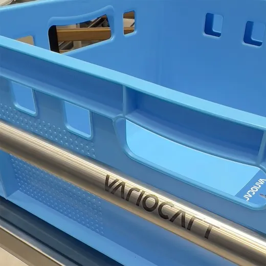 Detailansicht des ergonomischen Griffs am Hupfer Variocart Schwerlast Edelstahl Servierwagen VC 8x6/2 M-L mit 2 Etagen. Der stabile Rundrohrgriff ermglicht sicheres und komfortables Manvrieren, selbst bei voller Beladung.