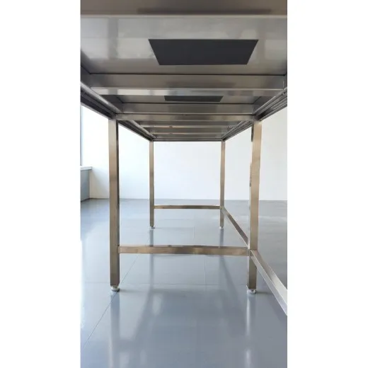 Ansicht Unterseite CAT Edelstahl Arbeitstisch ATV06-04-30 mit offenem Unterbau. Holzfrei unterftterte Tischplatte, Tiefe 60 cm, Breite 40 bis 300 cm. Arbeitshhe von 85 bis 95 cm, stabil und hygienisch aus hochwertigem Edelstahl gefertigt.Ansicht Rcksei