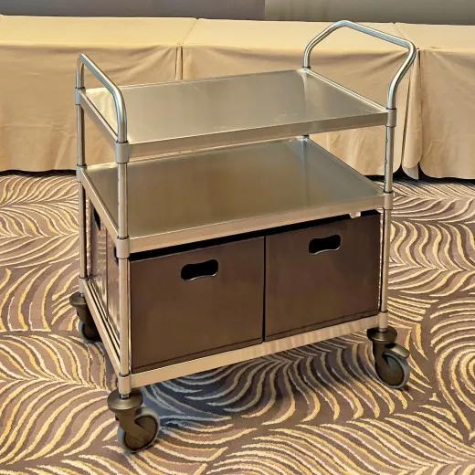 Hupfer Edelstahl Servierwagen VarioCart VC 8x6/3 M mit drei Etagen im Einsatz im Hotelbereich. Bestckt mit 60x40 cm Getrnkekisten – ideal fr den sicheren und effizienten Transport in Gastronomie und Hotellerie.