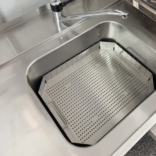 Der Edelstahl Siebeinsatz SEB-50x50-Uni 480x480x60/106 mm passt in Splbecken 50x50 cm. Mit gelochtem Boden, umlaufendem Rand, zwei Bgelgriffen und vier Kunststofffen. Ideal fr den professionellen Einsatz am Zulauftisch von Splmaschinen.