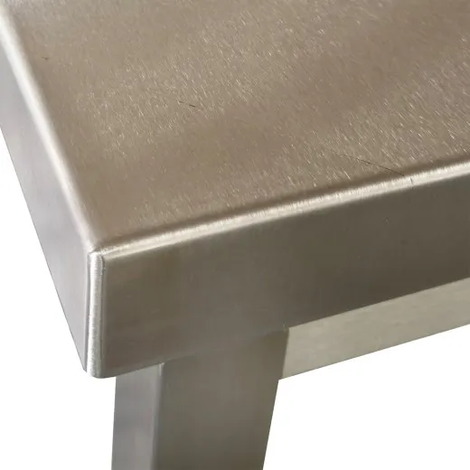 Ansicht der vollverschweiten Tischkante am CAT Edelstahl Arbeitstisch mit offenem Unterbau und Tischplatte Tiefe 50 cm Breite whlbar von 40 bis 300 cm stabil hygienisch und langlebig gefertigt aus hochwertigem Edelstahl geeignet fr Metzgerei Feinkost