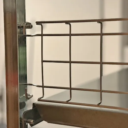 Detail vorn Edelstahl-Seitengitter 40 cm - Für Hupfer-Regale N-5 bis N-25 Detailansicht eines Edelstahl-Seitengitters mit 40 cm Tiefe, montiert am vorderen Regalständer. Passend für Hupfer-Regalserien N5, 12, 20 und Norm 25. Stabiles Zubehör zum Schutz vor dem Herausfallen von Lagergut.