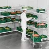 Beispiel: Eingehngter Regalrost des Hupfer Norm-12 Regalsystems aus Aluminium und Kunststoff in einem Khlraumregal fr Lebensmittel. Der Rost lsst sich werkzeuglos einhngen und flexibel in der Hhe verstellen - optimal fr hygienische Anwendungen