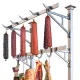 Wurst- und Fleischgeh�nge aus Aluminium mit Vierkantrohr-S�ulen, best�ckt mit h�ngenden Schinken und Salamis - stabile Konstruktion f�r Metzgerei, Reifekammer und Verkaufstheke