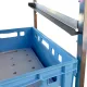 Hupfer Edelstahl Regalwagen RG-F EB 13-6/1796 - Detailansicht Einschubschiene mit eingesetztem E2 Eurobehlter 60x40 cm. Geeignet fr Eurobehlter E1 bis E5, sorgt fr sicheren Halt und erleichtert die Entnahme von lagergut