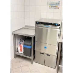 MEIKO Splmaschine UPster U500 M2 im Einsatzbeispiel in einer KITA, aufgestellt auf stabilem Edelstahlunterschrank mit externer Wasserenthrtungsanlage. Hygienisch und platzsparend fr optimale, schnelle Splergebnisse bei geringem Wasserverbrauch.