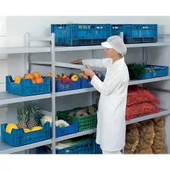 Beispiel: Eingehngter Hupfer Norm-20 Alu-Regalboden in einem Khl- und Tiefkhlregal fr Lebensmittel. Die Auflage lsst sich einfach einhngen und flexibel in der Hhe verstellen - ideal fr hygienische Anwendungen im Lebensmittelbereich.