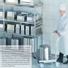 Anwendungsbeispiel eines Hupfer Regals Norm-35 mit den Maen 180x51x180/200 cm und Edelstahl Drahtrostauflagen in einem Lebensmittelkhlraum, ideal fr hygienische Lagerung.