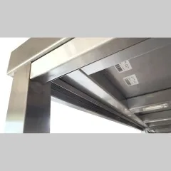 Detailansicht der Unterseite holzfrei und ausschlielich mit Edelstahlprofilen schalldmmend unterfttert. Fr feuchte Bereiche und hohe Hygienestandards geeignet.
