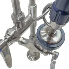 Detailansicht von Griff und Handbrause der T&S EEP-2DL12 Vorsplbrause aus der EVERSTEEL Line. Ergonomisch geformt fr komfortable Bedienung, aus Edelstahl gefertigt - ideal fr den professionellen Einsatz in Hygiene- und Lebensmittelbereichen.