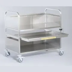 Anwendungsbeispiel des Hupfer AbrumMultiMobil AMM aus Edelstahl mit drei schallgedmmten Borden und ausziehbarer Glserwanne. Die hohe Schrze schtzt das Transportgut, vier Lenkrollen mit Abweisern ermglichen sicheres und leichtes Manvrieren.