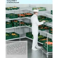 Beispiel: Eingehngter Regalboden des Hupfer Norm-12 Regalsystems aus Aluminium und Kunststoff in einem Khlraumregal fr Lebensmittel. Die geschlossene Auflage lsst sich werkzeuglos einhngen und flexibel in der Hhe verstellen - optimal fr Khlrume.