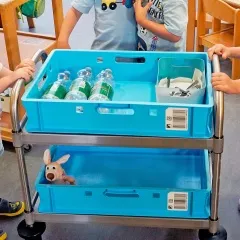 Hupfer VarioCart VC 6x4/2S-L leiser Edelstahl-Servierwagen, niedrige Ausfhrung. Ideal fr Kita, Hort, Kindergarten, Klinik oder Gastronomie. Stabil, hygienisch und einfach zu bewegen.