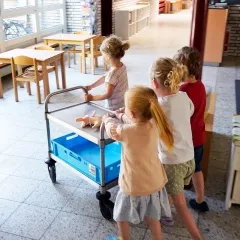 Besonders leiser Hupfer Edelstahl-Servierwagen VarioCart VC 6x4/2S-L in niedriger Bauform. Perfekt fr den Einsatz in Kita, Hort und Kindergarten. Hygienisch, stabil und leicht zu manvrieren.