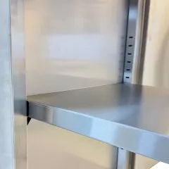 Detailansicht des hhenverstellbaren Zwischenbodens im Edelstahl Hochschrank mit 80 cm Tiefe. Hochwertige Verarbeitung und glatte, hygienische Oberflche - ideal fr sterile Bereiche wie Lebensmittelverarbeitung, medizinische Praxen, Kliniken, Labore.
