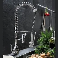 Anwendungsbeispiel der kompakten Vorsplbrause LINEA SHRINK mit 170 mm Edelstahl-Auslaufhahn und Einloch-Einhebelmischbatterie zur Tischmontage - ideal fr platzsparende Splbereiche.