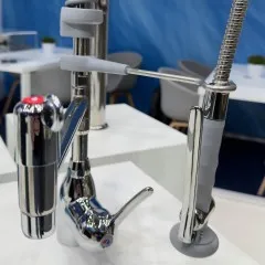 Detailansicht der LINEA SHRINK Vorsplbrause mit Auslaufhahn aus Edelstahl und kompakter Einhebelmischbatterie – platzsparend und funktional.