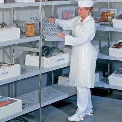 Beispiel: Eingehngter Regalrost des Hupfer Norm-12 Regalsystems aus Aluminium und Kunststoff in einem Khlraumregal fr Lebensmittel. Der Rost lsst sich werkzeuglos einhngen und flexibel in der Hhe verstellen - optimal fr hygienische Anwendungen.