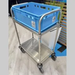 Hupfer Edelstahl Servierwagen VarioCart VC 6x4/2M im Einsatz mit 60x40 cm Euroboxen. Zwei schallgedmmte, hhenverstellbare Borde - ideal fr Transport und Lagerung.
