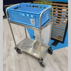 Seitenansicht des Hupfer Edelstahl Servierwagens VarioCart VC 6x4/2M mit zwei Borden und 60x40 cm Euroboxen - ideal fr Transport und Lagerung in hygienischen Bereichen.