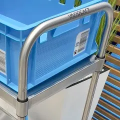 Detailansicht des Schubbgels am Hupfer Servierwagen VarioCart VC 6x4/2M mit 2 hhenverstellbaren Borden fr 60x40 cm Eurobehlter - stabil, hygienisch und leicht manvrierbar.